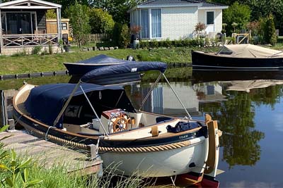 Sloep varen Karpervissen Recreatiepark Kuikhorne Friesland